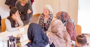 Mütter mit Migrationshintergrund lernen Deutsch - angeleitet von Freiwilligen