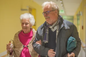hans-georg begleitet die sehbehinderte senior:in 