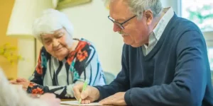 Freiwilliger schreibt Brief für blinde Seniorin