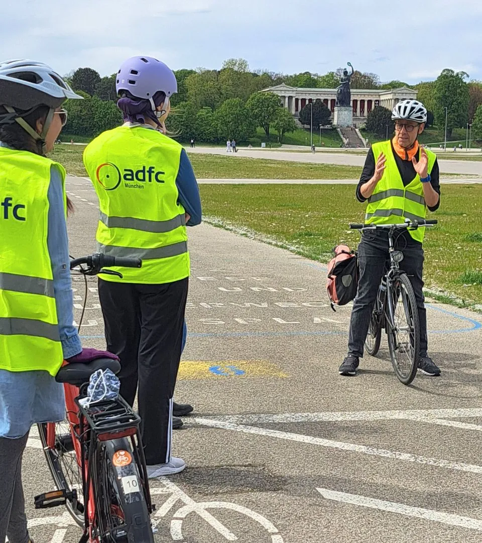 Freiwilliger Fahrradlehrer erklärt in der Fahrradschule