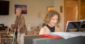 Verena spielt ehrenamtlich im Münchenstift Klavier